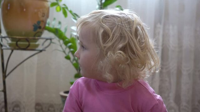 the little girl shakes her head,baby girl nodding her head in different directions