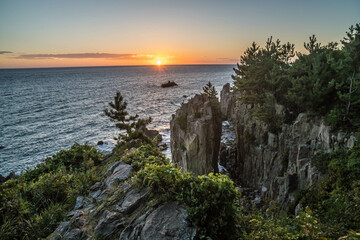 福井 夏の東尋坊から眺める日本海をオレンジ色に染める夕陽