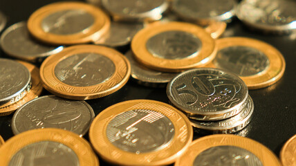 Moedas brasileiras de cinquenta centavos e de um real