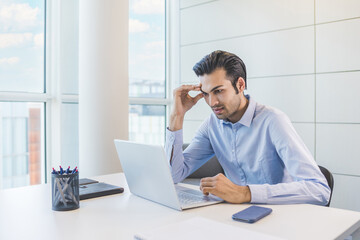 Fototapeta premium Young indian businessman using pc