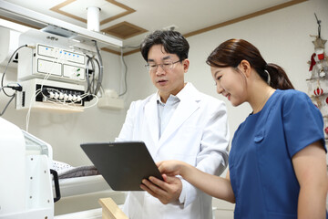 치료실에서 의료진이 결과를 보며 회의하는 모습