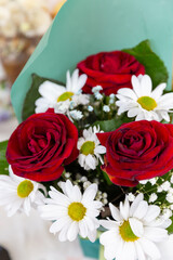 Fototapeta premium a bouquet of red roses and white daisies