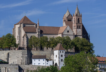 Fototapeta na wymiar View across river Rhine to the Münsterberg hill with St. Stephansmünster cathedral, Breisach am Rhein, Kaiserstuhl, Breisgau, Black Forest, Baden-Wuerttemberg, Germany