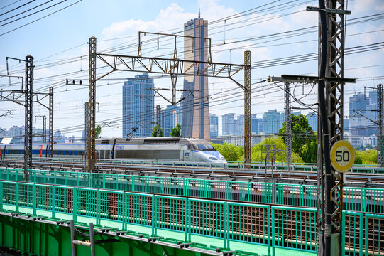 2023년 8월17일 촬영 : 한국 서울 한강철교를 건너는 KTX 고속철도. 한국 서울의 철도 풍경.