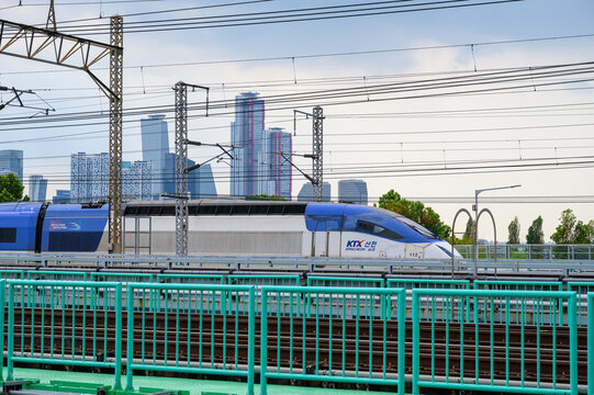 2023년 8월17일 촬영 : 한국 서울 한강철교를 건너는 KTX 고속철도. KTX 산천. 한국 서울의 철도 풍경.