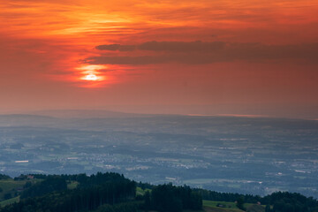 Obraz premium Sonnenuntergang mit Weitblick über grüne Hügel