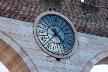 Schöne alte Uhr in der Stadtmauer Veronas
