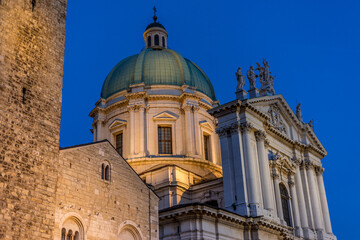 Fototapeta na wymiar cathedral in the historical center of brescia by night