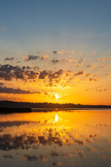 Sonnenaufgang in Seedorf am Schaalsee mit Wolken und Spiegelung - 637478595