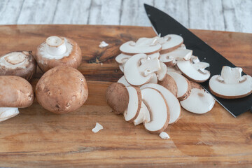 champignon auf einem holzbrett in scheiben geschnitten