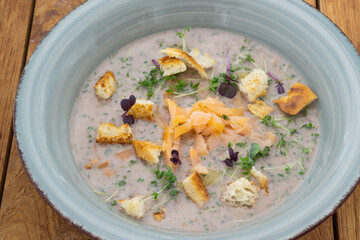suppe mit lachs kresse sprossen von oben 