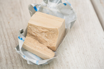 hefe natur hefewürfel in verpackung aufgemacht angeschnitten 