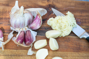 knoblauch frisch mit schale gehackt 