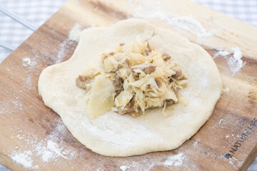 brötchen semmel gefüllt mit sauerkraut und fleisch speck 