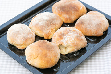 brötchen semmel gefüllt mit sauerkraut und fleisch speck 