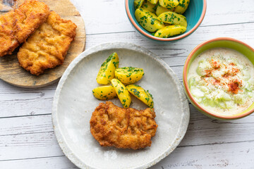 schnitzel wiener paniert von oben fotografiert 