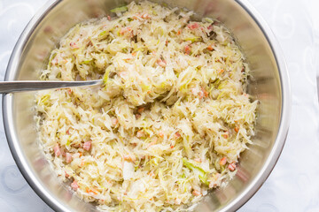 krautsalat mit speck und zwiebel beim anmachen marinieren 