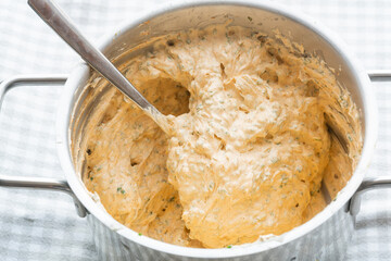 kräuterbutter kräuter butter in einer schüssel bei der herstellung 