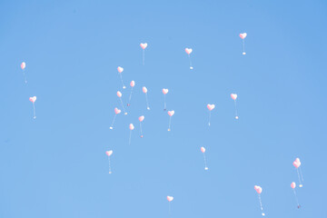 Herzen Luftballons fliegen in den Himmel hinein 
