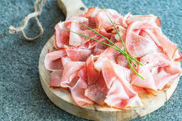 schinken rohschinken schwarzwälder schinken auf einem holzbrett