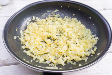 zwiebel zwiebelwürfel in der pfanne angebraten angeschwitzt 