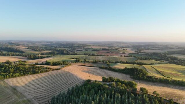 Survol au dessus de la campagne Fran&ccedil;aise dans le Gers 