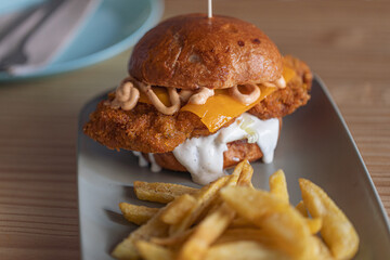 Hamburguesa de pollo frito con queso y salsa