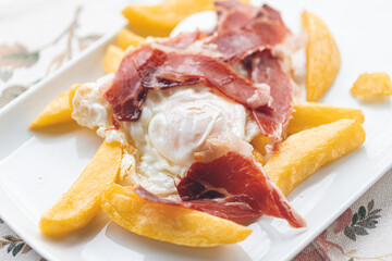 Patatas con huevos fritos y jamón Ibérico