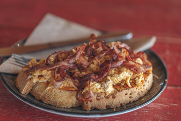 Tosta de bacon y revuelto de huevos