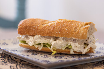 Bocata de ensalada de pollo