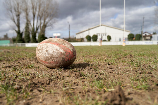 ballon de rugby dans la boue