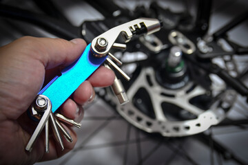 Multitool for bicycle wheels and spokes