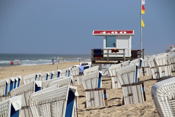 Bewachter Strand auf der Insel Sylt mit gelber Flagge, Westerland, Germany