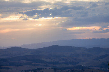p&ocirc;r do sol com montanhas na cidade de Cunha em S&atilde;o Paulo