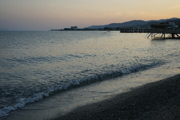 Blick vom Strand in Altinoluk im romantischen Licht der untergehenden Sonne auf den Golf von...