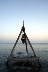 Blick vom Strand in Altinoluk mit Angler im romantischen Licht der untergehenden Sonne auf den Golf...