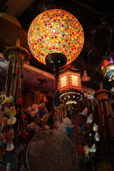 Traditionelle türkische Lampen und Leuchten bei Nacht in einem Geschäft in der Cumhuriyet Caddesi...