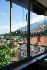 Panoramablick auf die Stadt und das Uludag Gebirge aus dem Fenster eines Café und Restaurant an...