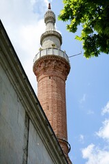 Altes Minarett der historisch bedeutsamen Grünen Moschee im Sommer bei Sonnenschein in der Altstadt von Bursa am Uludag Gebirge in der Türkei