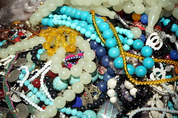 Halsketten und Perlenketten als billiger Modeschmuck für Touristen vor dem Antiquitätenläden und...