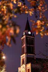 Fototapeta na wymiar clock tower in autumn