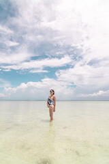 Obraz premium Hermosa chica en la playa 