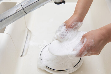 食器を洗う手元　hands washing dishes
