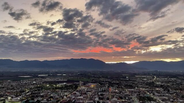Time Lapse de atardecer en la ciudad Los Andes de Chile. Se ve desde que se pone el sol hasta que las luces de la ciudad de encienden y cae la noche