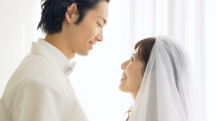 向かい合う新郎新婦　ブライダルフォト　フォトウェディング　前撮り