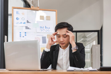 Naklejka premium Businessman stressed and frustrated with financial reporting with a glitch in the laptop.