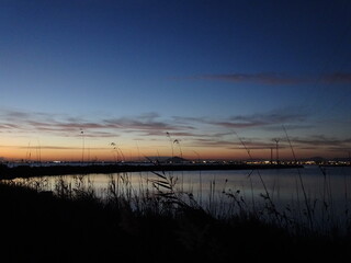 Anochecer en las salinas de San Pedro del Pinatar desde el lado de La Manga del Mar Menor, San Javier (España) © Pablirous