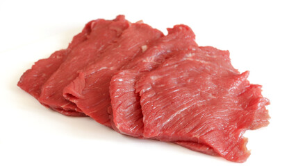 plusieurs steaks de boeuf crus, en gros plan