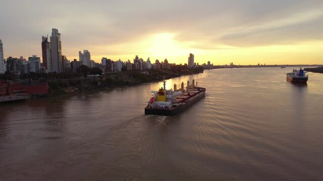 Vista a&eacute;rea de buques sobre el r&iacute;o Paran&aacute; a la altura de la ciudad de Rosario en un atardecer de invierno