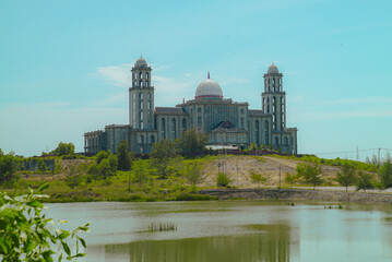 Fototapeta na wymiar This magnificent building resembling a dome and a mosque in an empty field with an artificial lake above is the regional government office of Idi Rayeuk, East Aceh, Indonesia